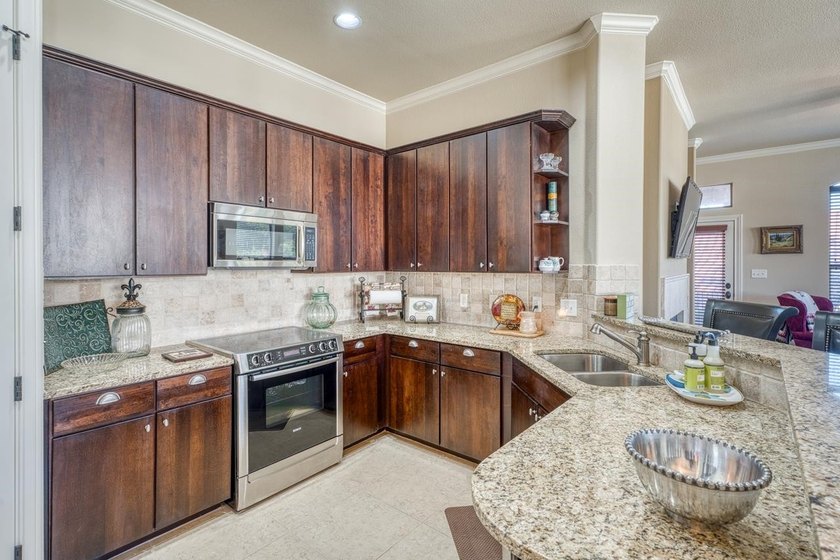 Discover this exceptional, single-level townhome featuring 3 - photo 9