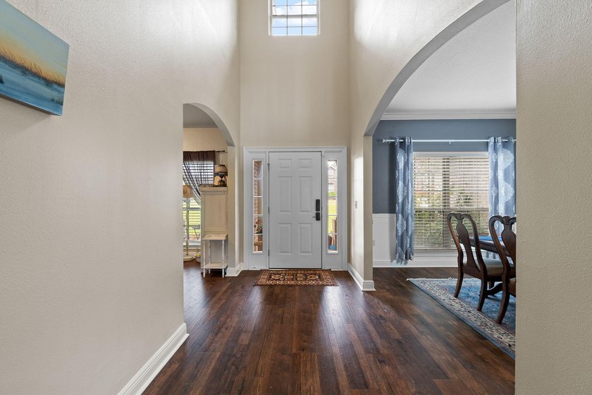 Luxury Living in Gated Nature Trail | 6BR + Bonus | Seller - photo 4