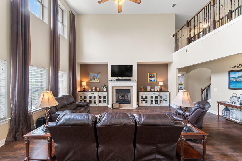 Luxury Living in Gated Nature Trail | 6BR + Bonus | Seller - photo 9
