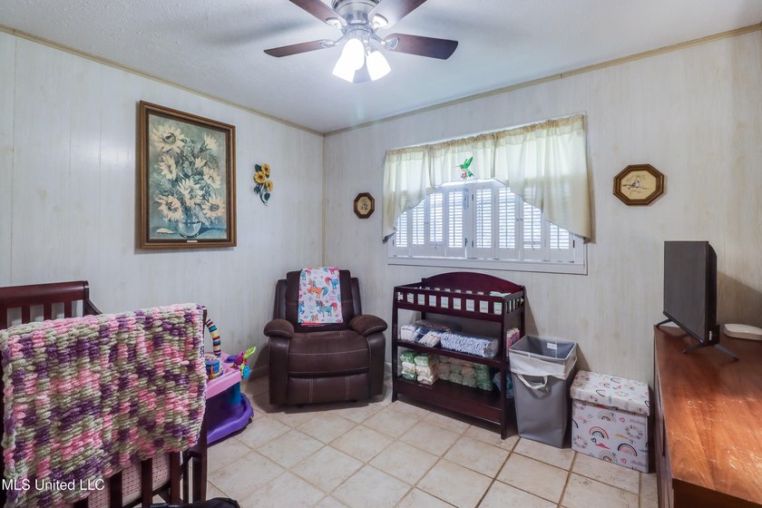 Seller says bring all offers! Welcome to this classic 3-bedroom - photo 14