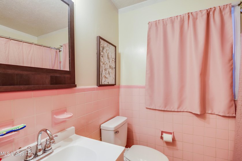 Seller says bring all offers! Welcome to this classic 3-bedroom - photo 15