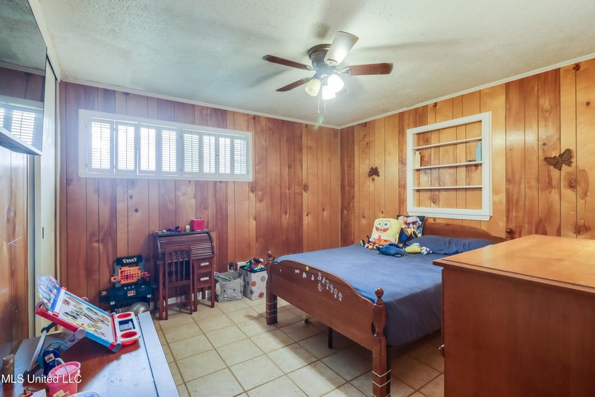 Seller says bring all offers! Welcome to this classic 3-bedroom - photo 16