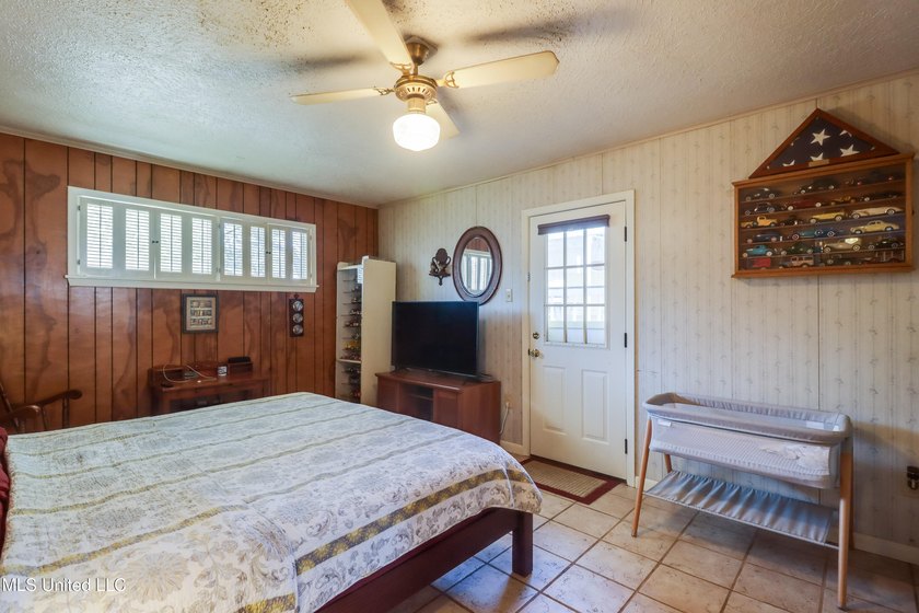 Seller says bring all offers! Welcome to this classic 3-bedroom - photo 17