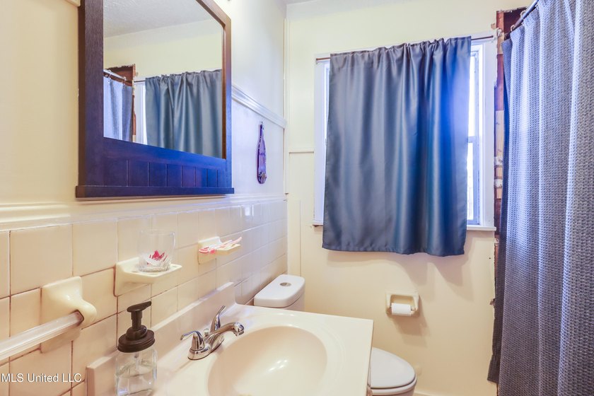 Seller says bring all offers! Welcome to this classic 3-bedroom - photo 20