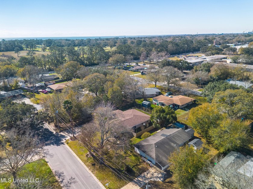 Seller says bring all offers! Welcome to this classic 3-bedroom - photo 21