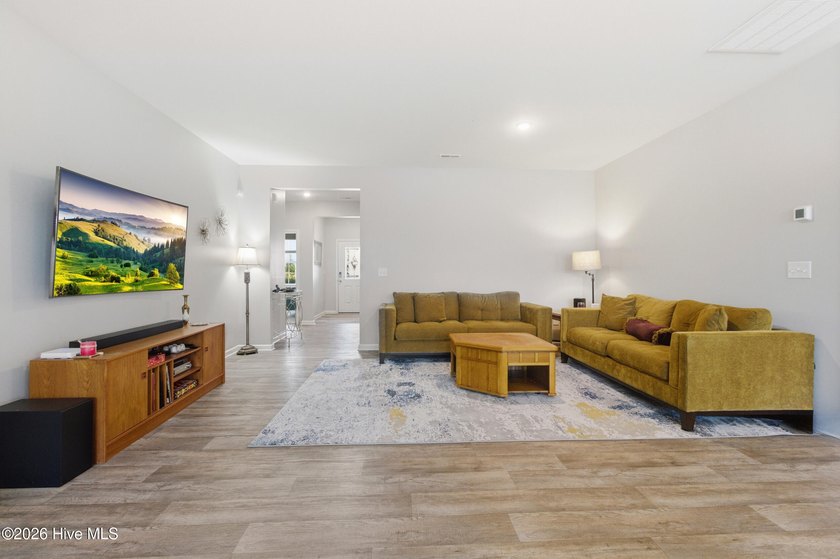This beautifully maintained single-level home in the desirable - photo 2
