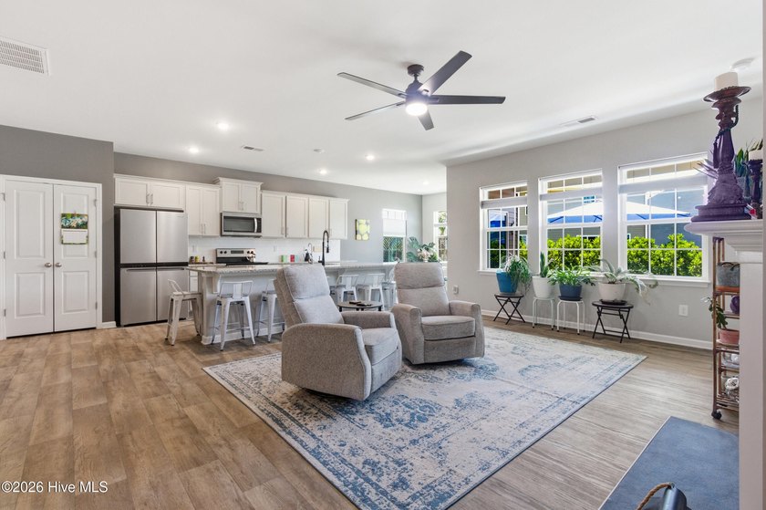 This beautifully maintained single-level home in the desirable - photo 3