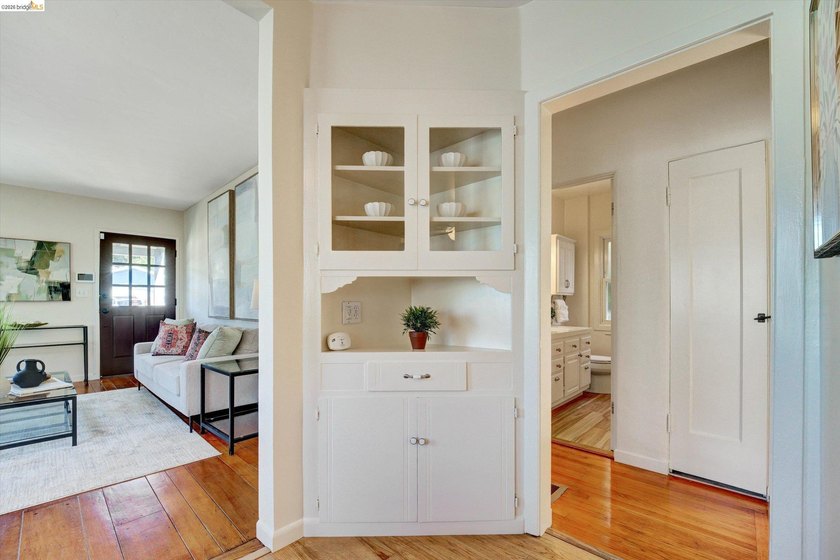 Welcome to 4080 Kuhnle Ave, a warm and inviting Oakland home - photo 11