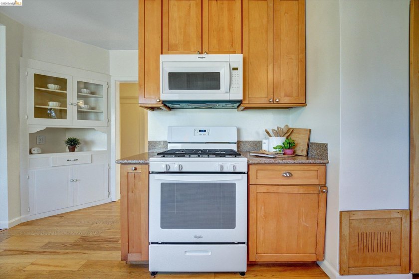 Welcome to 4080 Kuhnle Ave, a warm and inviting Oakland home - photo 13