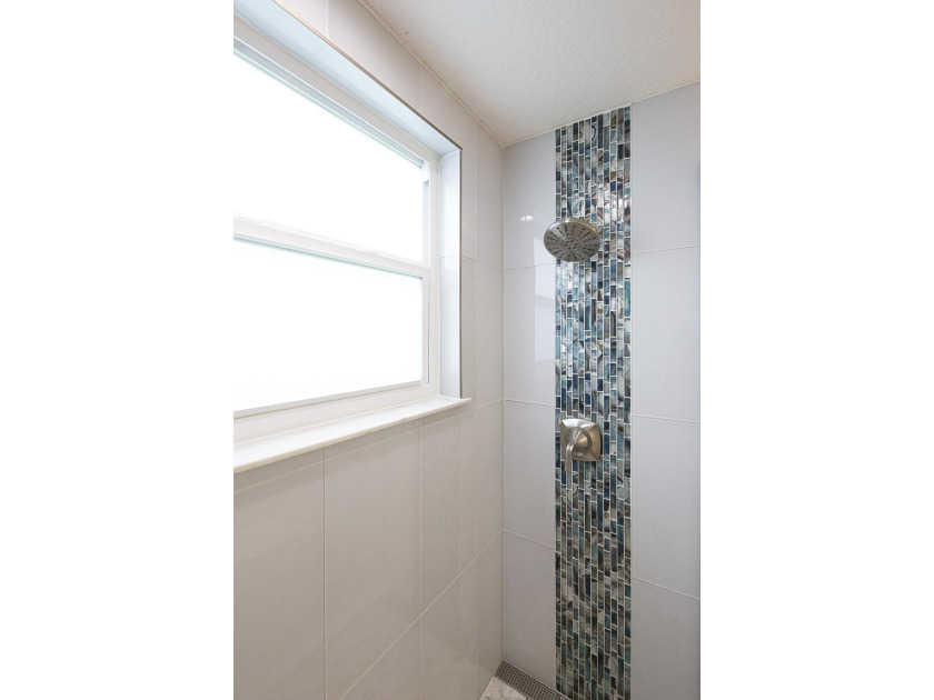 Beautifully remodeled 3BR/2BA heated saltwater pool home in - photo 20
