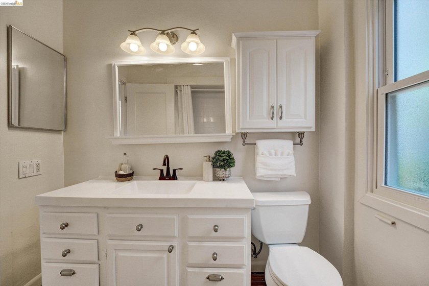 Welcome to 4080 Kuhnle Ave, a warm and inviting Oakland home - photo 23