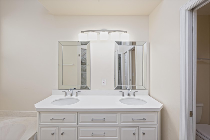 Beautifully remodeled 3BR/2BA heated saltwater pool home in - photo 30