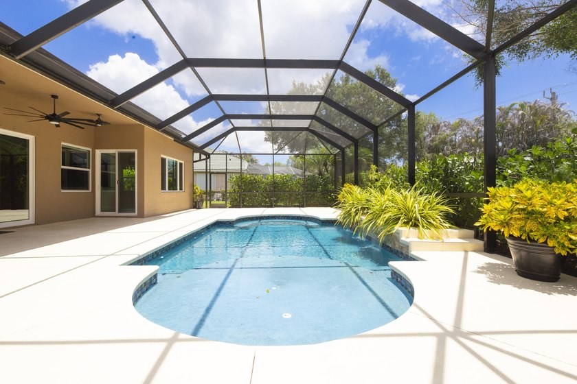Beautifully remodeled 3BR/2BA heated saltwater pool home in - photo 34