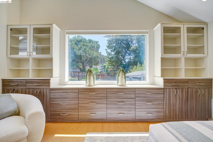 Welcome to 4080 Kuhnle Ave, a warm and inviting Oakland home - photo 36