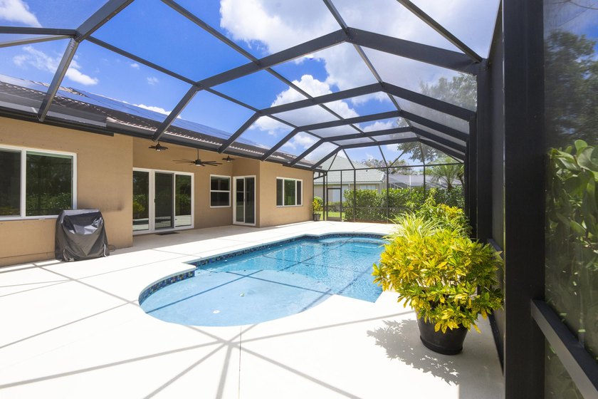 Beautifully remodeled 3BR/2BA heated saltwater pool home in - photo 38