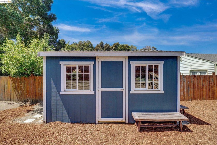 Welcome to 4080 Kuhnle Ave, a warm and inviting Oakland home - photo 41