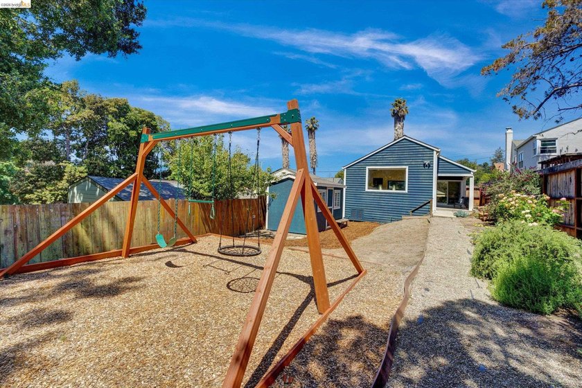 Welcome to 4080 Kuhnle Ave, a warm and inviting Oakland home - photo 42