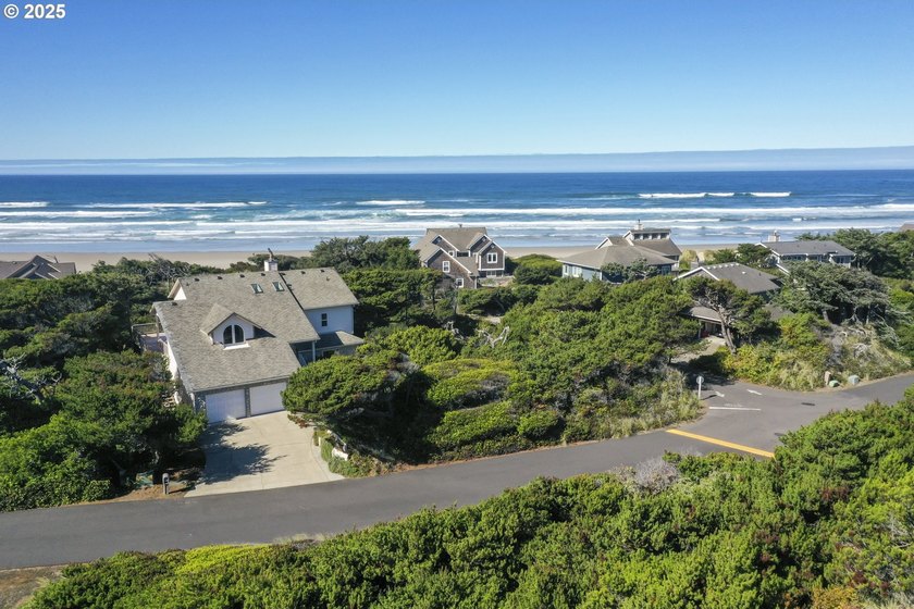 Just steps to the sandy beach! An outstanding ocean view! Rare - photo 2