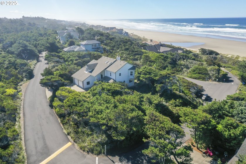 Just steps to the sandy beach! An outstanding ocean view! Rare - photo 6