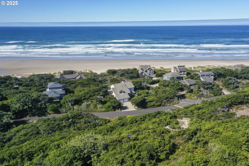 Just steps to the sandy beach! An outstanding ocean view! Rare - photo 8