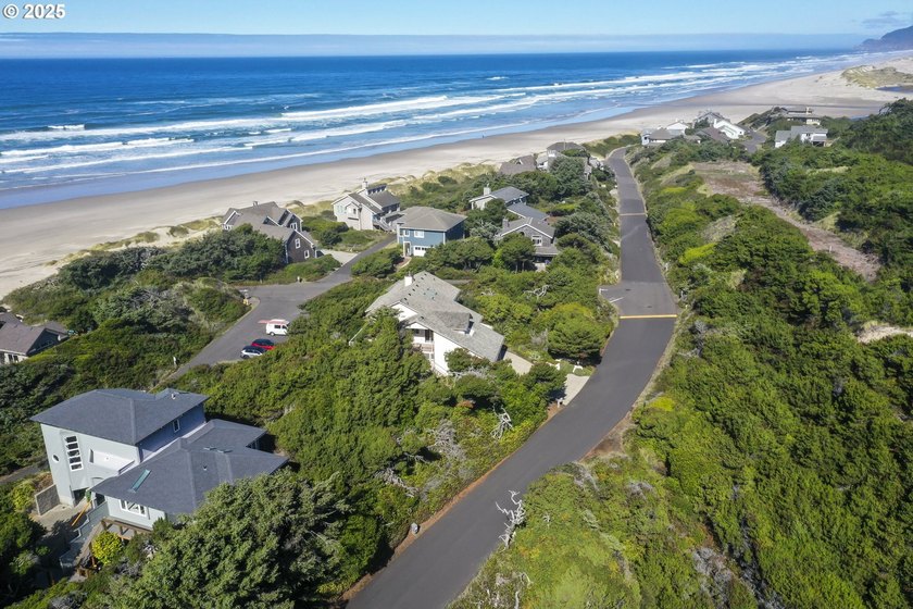 Just steps to the sandy beach! An outstanding ocean view! Rare - photo 9