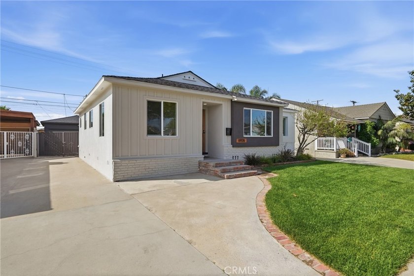 Welcome to 6926 e Peabody. Step inside to appreciate its - photo 5