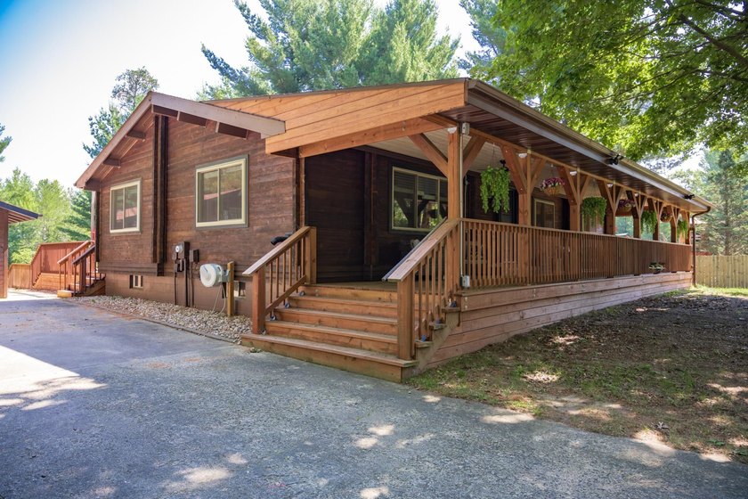Enjoy 100 feet of owned frontage on Castle Rock Lake with this - photo 41