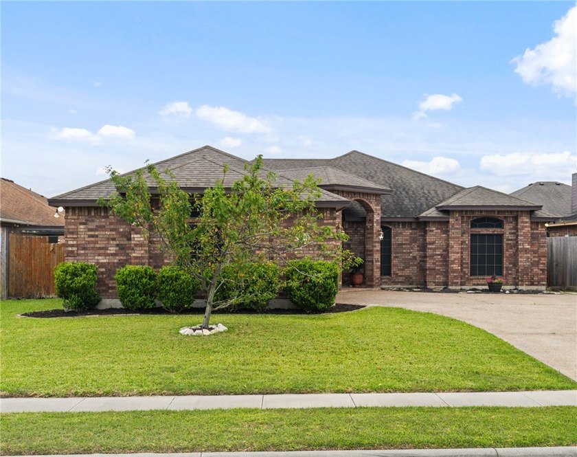Huge Price Cut! Welcome home to this well maintained 4-bedroom - photo 2