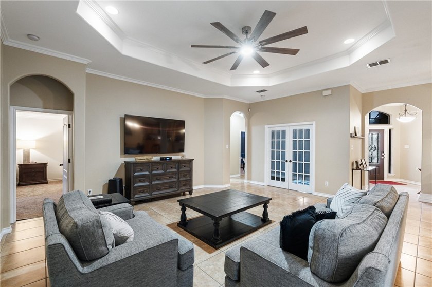 Huge Price Cut! Welcome home to this well maintained 4-bedroom - photo 6