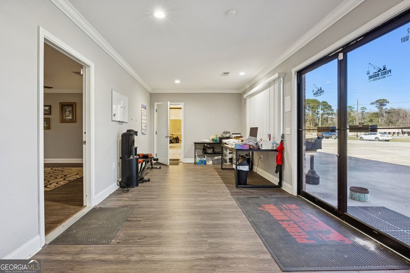 A great value in a Live/Work property ideally located in - photo 4