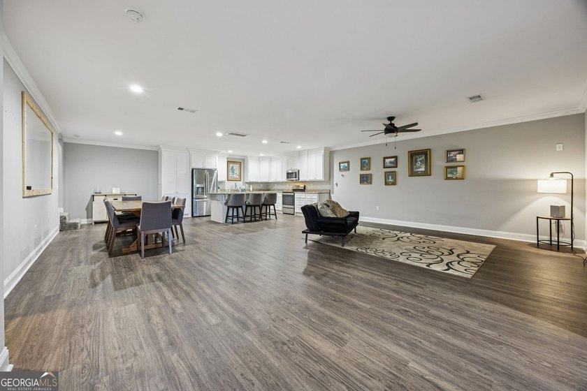 A great value in a Live/Work property ideally located in - photo 7