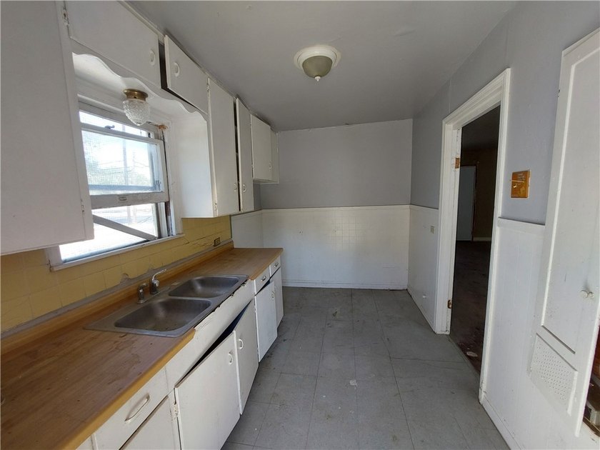 Prime Investor Opportunity: 3-Unit Fixer-Upper with Value-Add - photo 11
