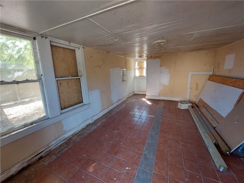 Prime Investor Opportunity: 3-Unit Fixer-Upper with Value-Add - photo 16