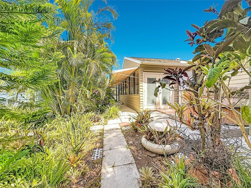 Welcome to this beautifully maintained 2-bedroom, 2-bath pool - photo 45