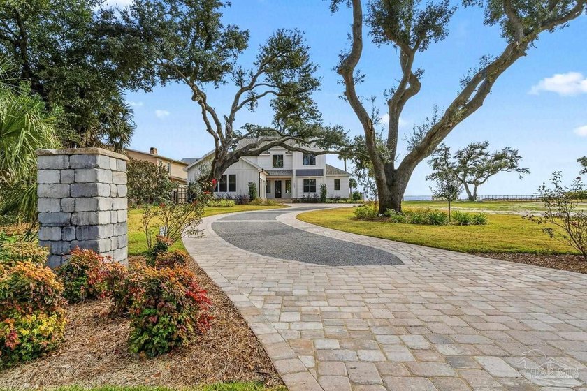 Located on Pensacola Bay, this fabulous residence features three - photo 7