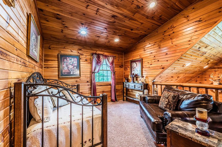 Stunning 3 bedroom, 2.5 bath, 2,200 +/- square foot log home - photo 15