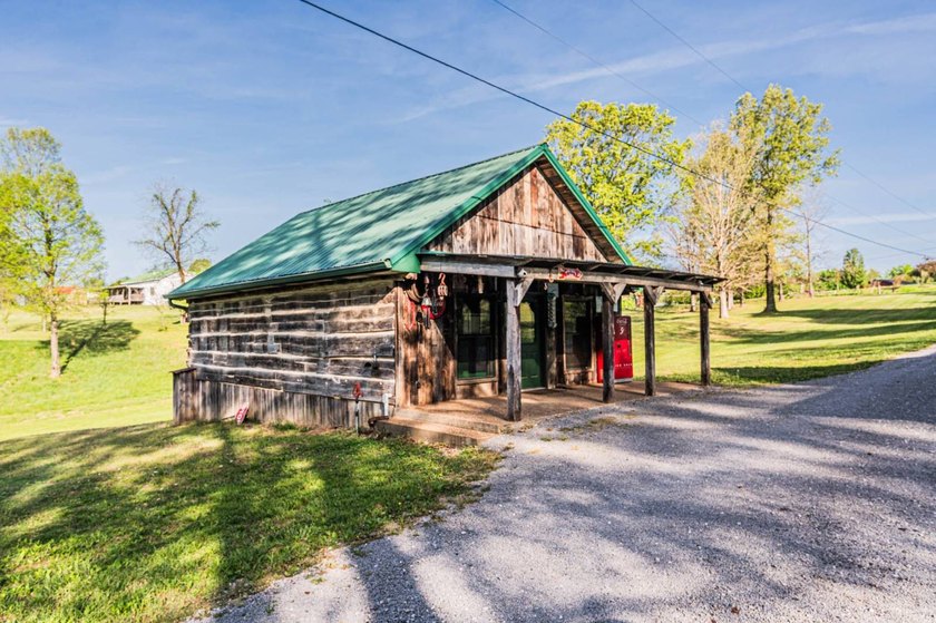 Stunning 3 bedroom, 2.5 bath, 2,200 +/- square foot log home - photo 17