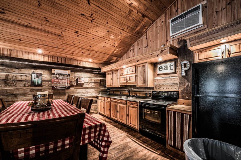 Stunning 3 bedroom, 2.5 bath, 2,200 +/- square foot log home - photo 21