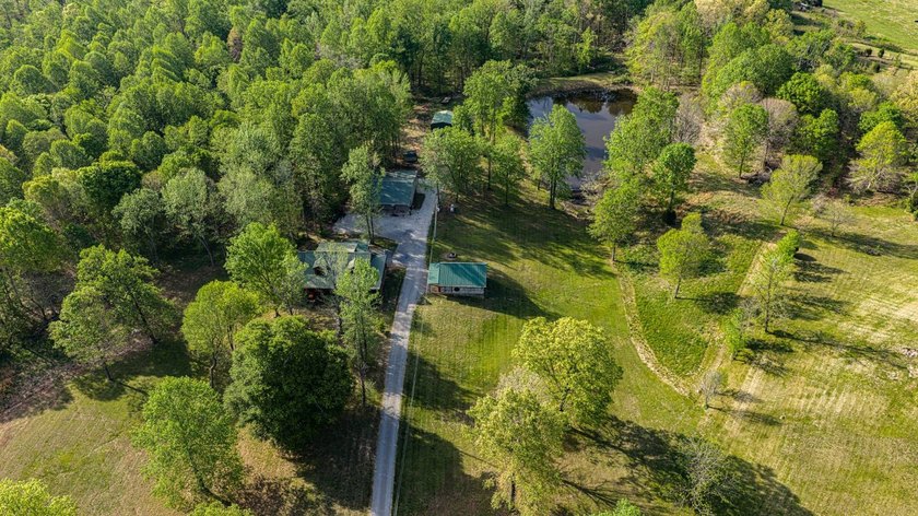 Stunning 3 bedroom, 2.5 bath, 2,200 +/- square foot log home - photo 29