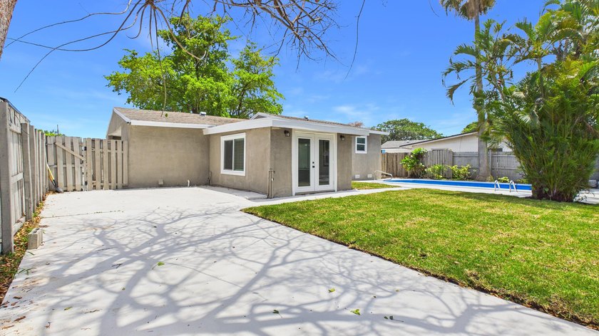Welcome home to this beautifully remodeled 3BR/2BA residence - photo 32