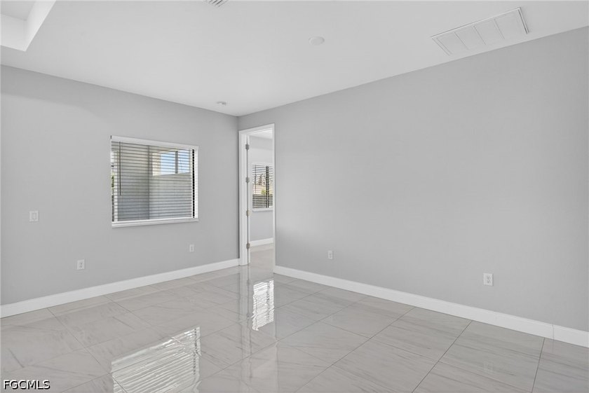 Welcome to this beautifully designed 3-bedroom, 2-bathroom home - photo 11