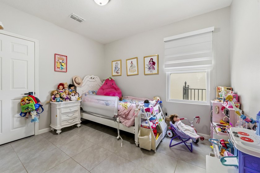 Welcome to this upgraded 3-bedroom, 2-bathroom single-family - photo 19