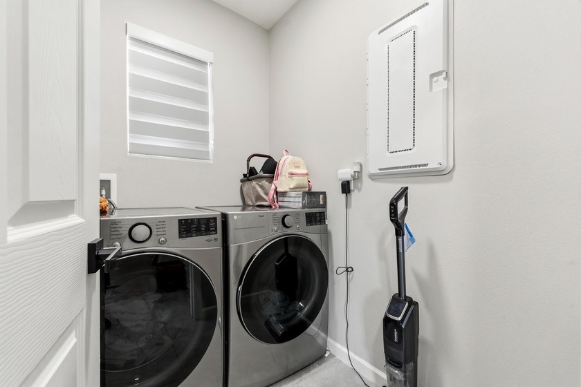 Welcome to this upgraded 3-bedroom, 2-bathroom single-family - photo 20