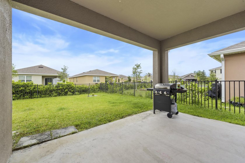 Welcome to this upgraded 3-bedroom, 2-bathroom single-family - photo 21
