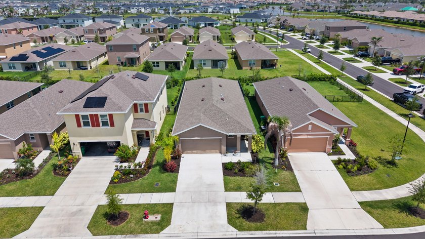 Welcome to this upgraded 3-bedroom, 2-bathroom single-family - photo 25