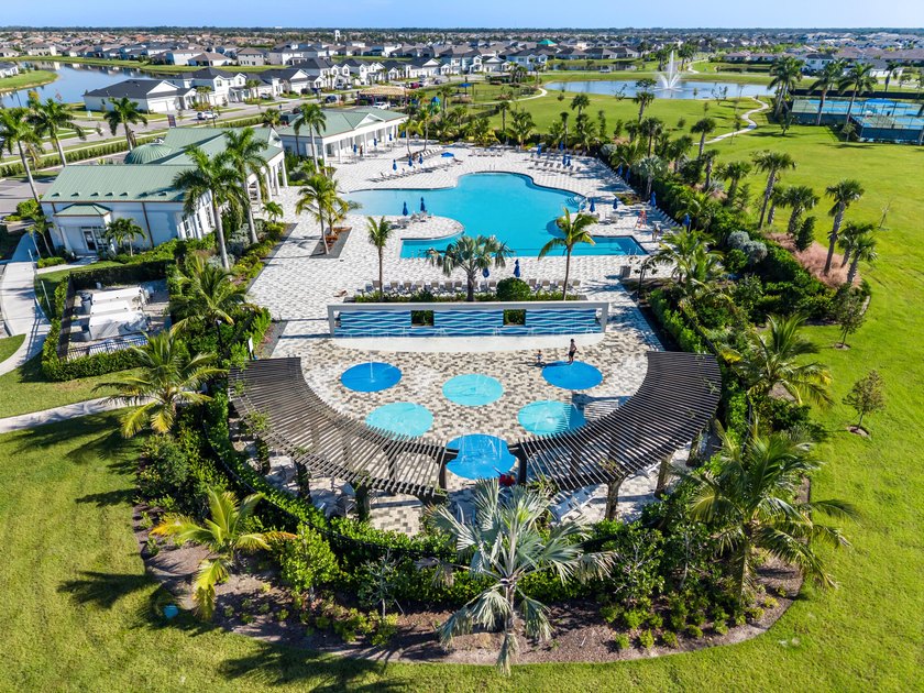Welcome to this upgraded 3-bedroom, 2-bathroom single-family - photo 35