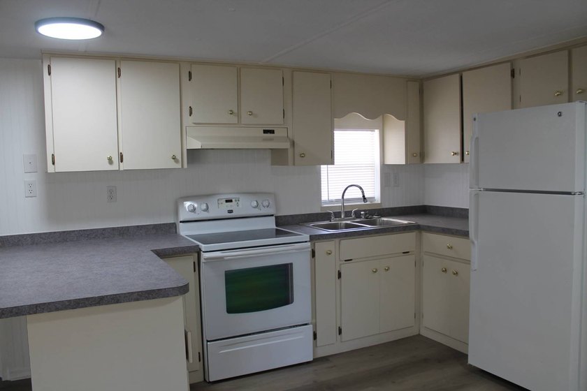 Updated &amp; Move-In Ready: Double Florida Rooms, New Everything! - photo 6