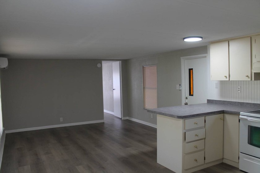 Updated &amp; Move-In Ready: Double Florida Rooms, New Everything! - photo 7