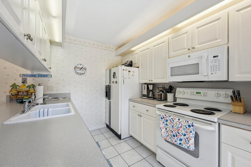 Discover this charming two-bedroom townhouse, with each bedroom - photo 11