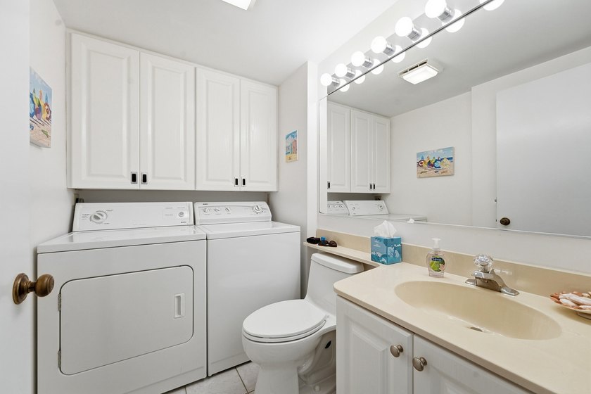 Discover this charming two-bedroom townhouse, with each bedroom - photo 22